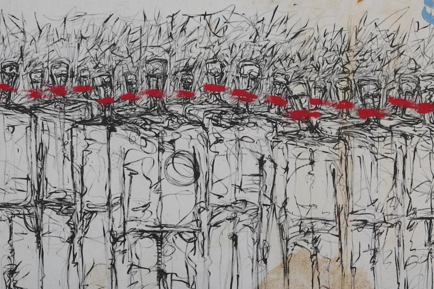 Photographie d'un graffiti sur un mur blanc. De fines lignes noires dessinent les contours stylisés de personnes dans une foule. Des traces de peinture rouge apparaissent à l'emplacement des bouches.