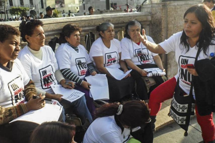 “A man doesn’t rape”: María Ysabel Cedano (far right) speaking to fellow activists to mobilize around women’s violence.