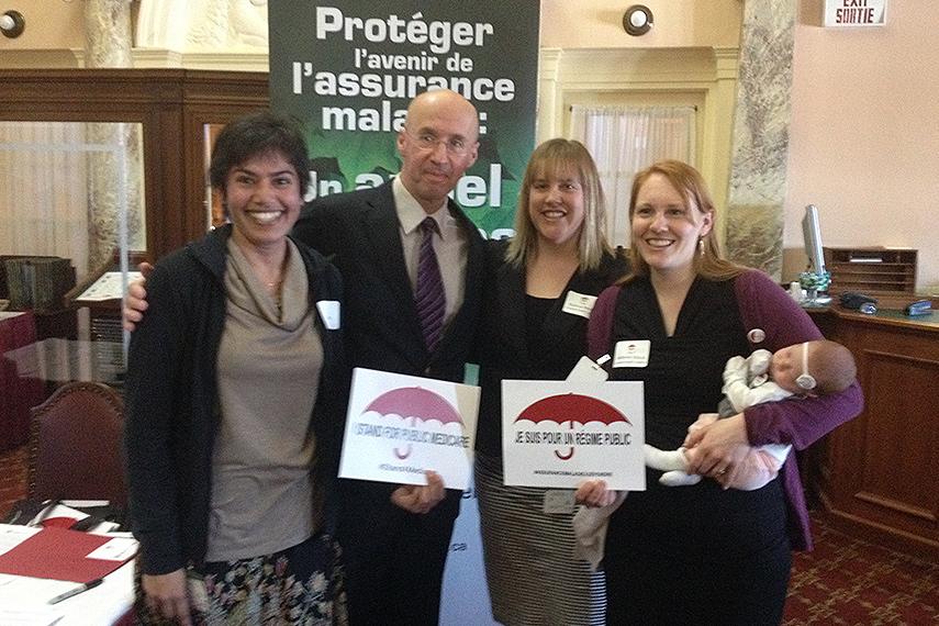 Kevin Page avec les membres du personnel et du conseil d'administration de la CCS 