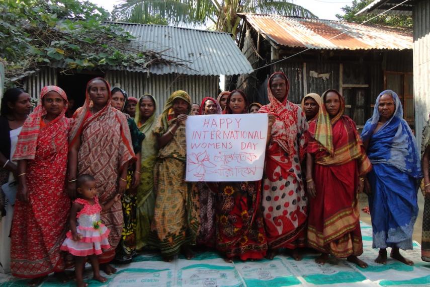 Groupe de femmes qui tiennent un enseigne qui souhaite une bonne journée internationale des femmes