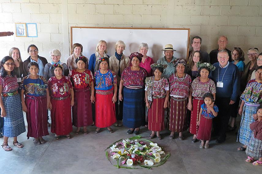 Des participants de la tournée rencontrent des femmes Maya ixil au Guatemala