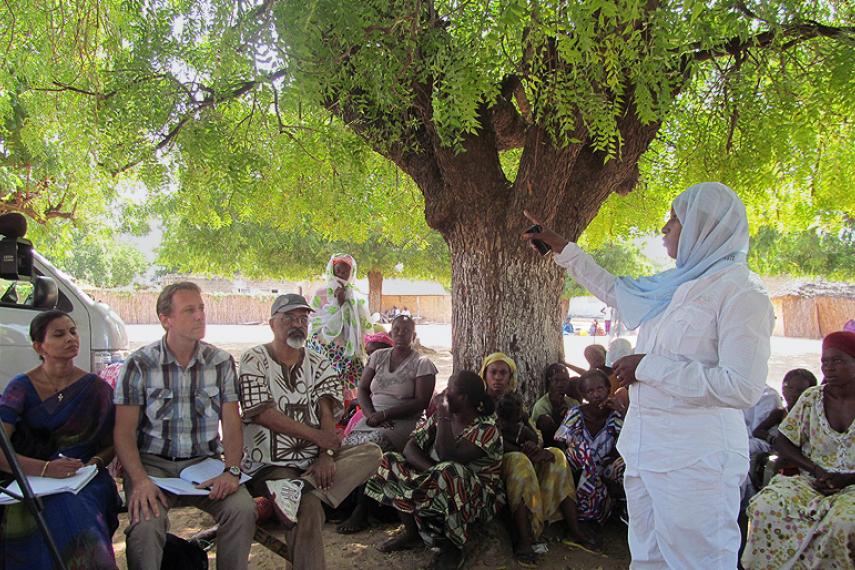 Eric Chaurette d'Inter Pares avec des agriculteurs d'Afrique de l'Ouest et d'Inde échangent des idées