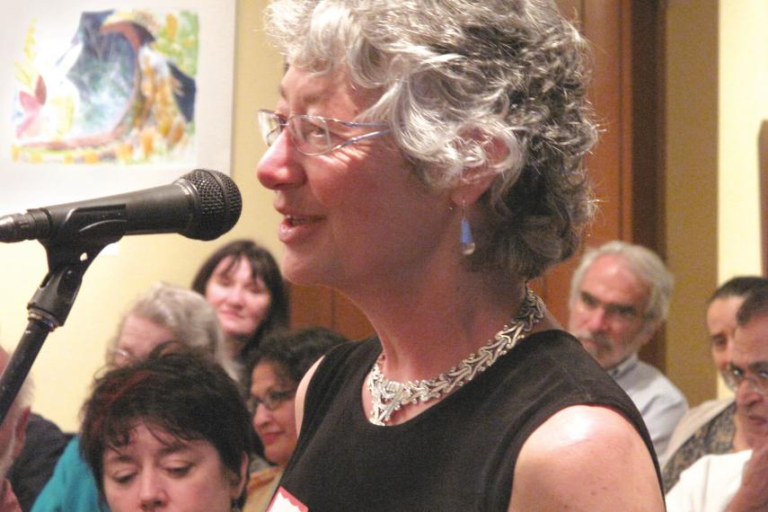 Cathleen Kneen s'entretient avec les conférenciers lors de l’assemblée générale annuelle d’inter Pares en 2009.