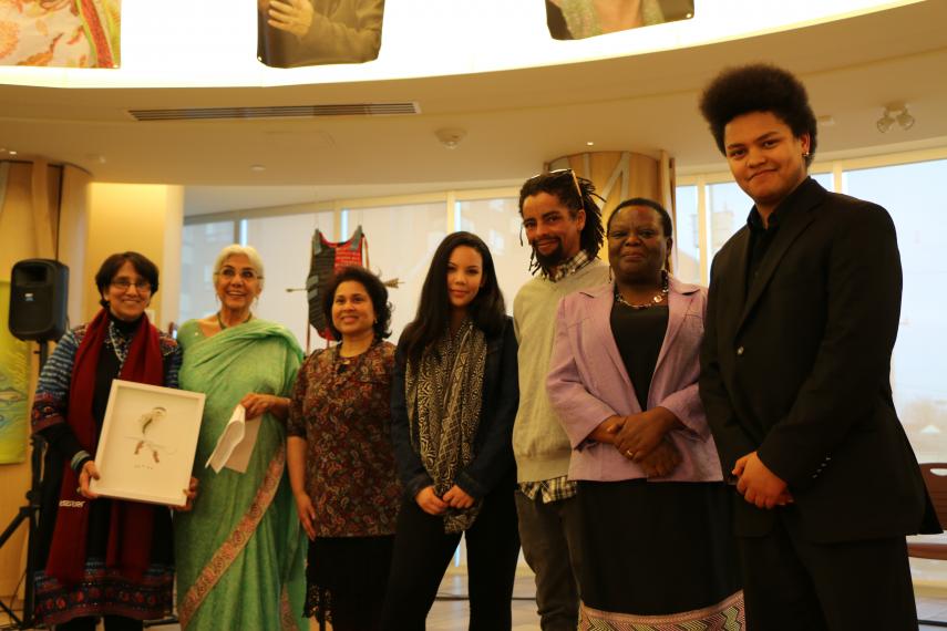 Des membres de CCFM en compagnie de la famille de Peter Gillespie lors de la première édition du prix. De gauche à droite: Farhat Rehman, Alia Hogben, Fauzya Talib, Lexxus Gillespie, Letso Gillespie, Lulama Tobo-Gillespie, Kagiso Gillespie