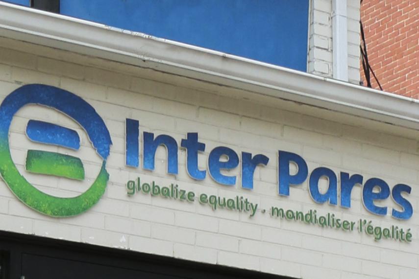 Enseigne avec le logo d'Inter Pares sur la devanture des bureaux