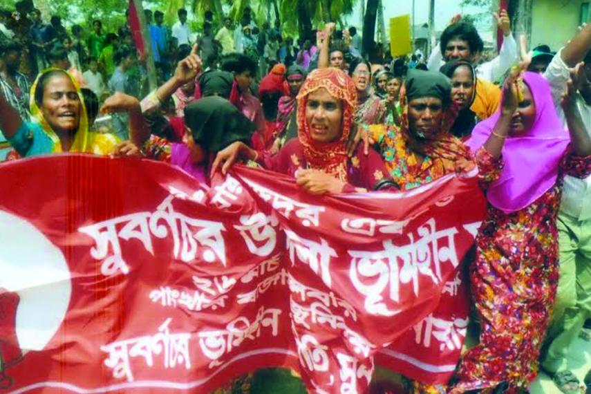 Des femmes membres des groupes de paysans sans terre de Charbata, au Bangladesh.