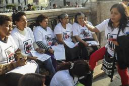 María Ysabel Cedano (à droite) discutant avec des femmes dans le cadre de la campagne « Un homme ne viole pas »