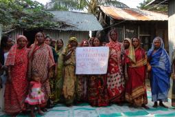 Groupe de femmes qui tiennent un enseigne qui souhaite une bonne journée internationale des femmes