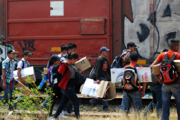 Des migrants centraméricains s’apprêtent à grimper sur la Bestia (la Bête), le tristement célèbre train qui les portera à travers le Mexique.