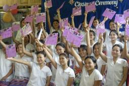 L’école de leadership pour les jeunes femmes de KWO : une cérémonie de remise de diplômes. 