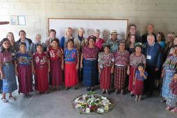 Des participants de la tournée rencontrent des femmes Maya ixil au Guatemala