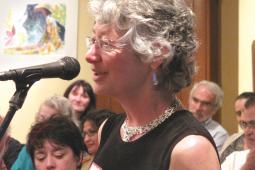 Cathleen Kneen s'entretient avec les conférenciers lors de l’assemblée générale annuelle d’inter Pares en 2009.
