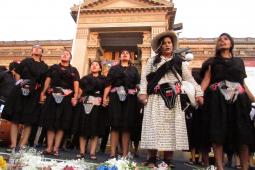 Des activistes manifestent en face de la cour suprême Péruvienne et déposent des fleurs pour pleurer la perte des droits reproductifs pendant la dictature de Fujimori et demandent réparation.
