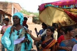 Une sénégalaise leader du rural s'exprime lors d'un échange avec la Deccan Development Society en Inde. Un aspect essentiel de notre approche féministe est d'organisé des échanges internationaux pour favoriser l'apprentissage mutuel.