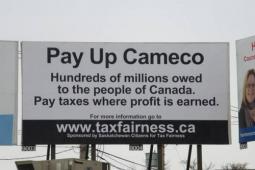 Un panneau publicitaire à Saskatoon sur l'évasion fiscale de Cameco