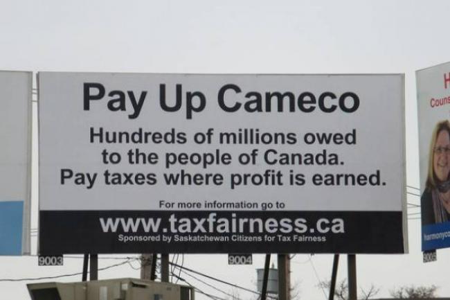 Un panneau publicitaire à Saskatoon sur l'évasion fiscale de Cameco